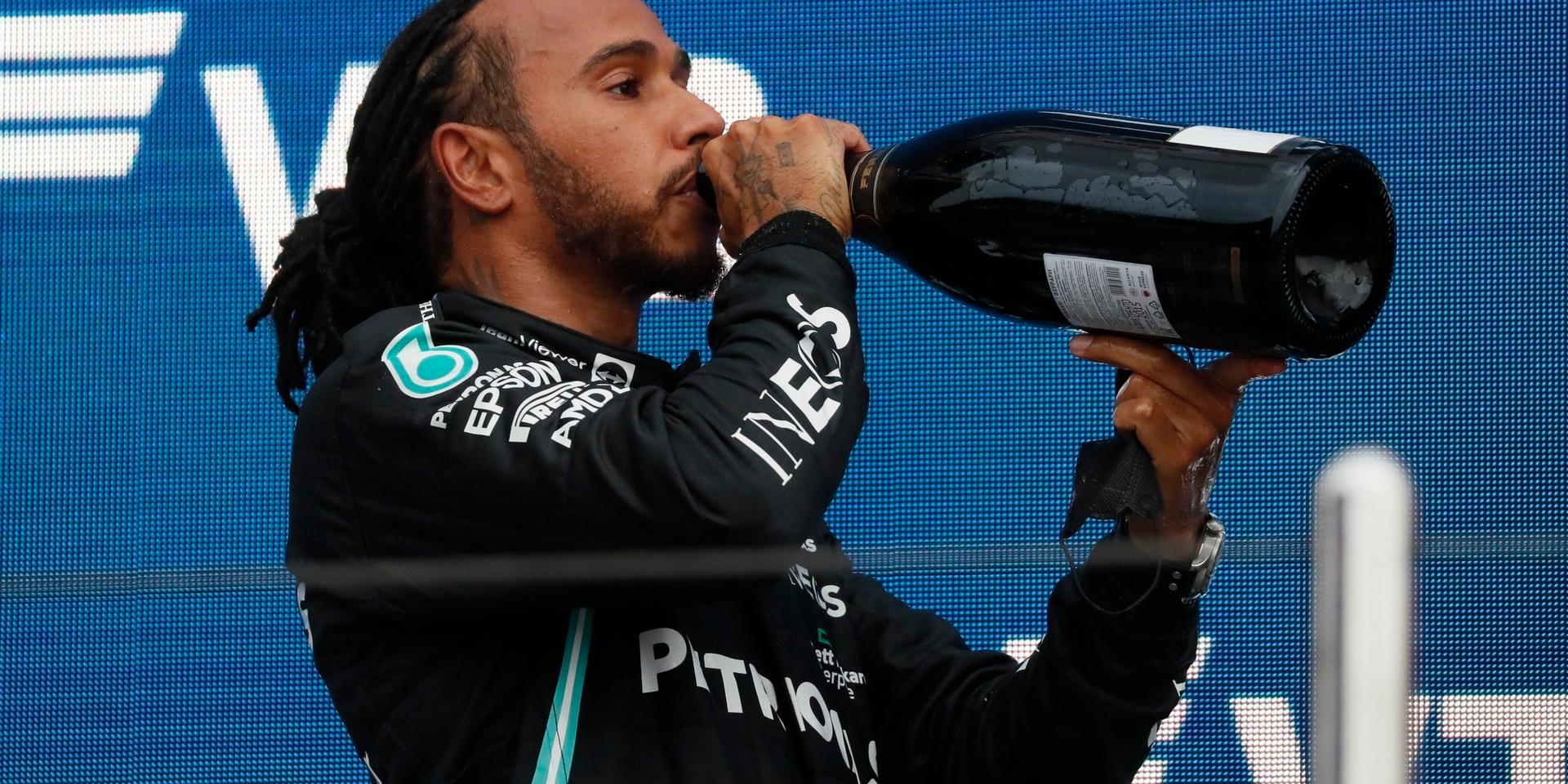 Mercedes Lewis Hamilton firade F1-segern i Sotji.