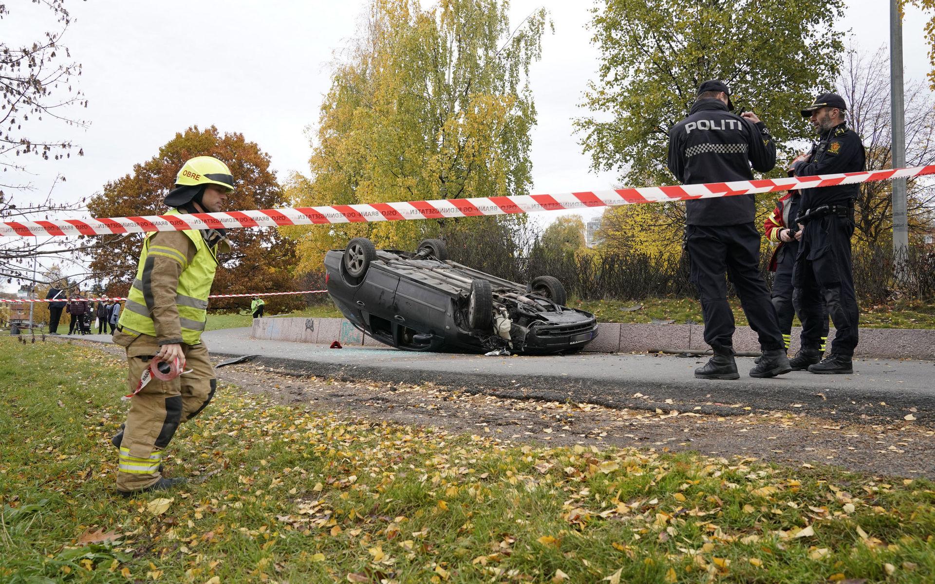 En ambulans stals när den ryckte ut till en bilolycka där den här bilen hade voltat, uppger NRK.