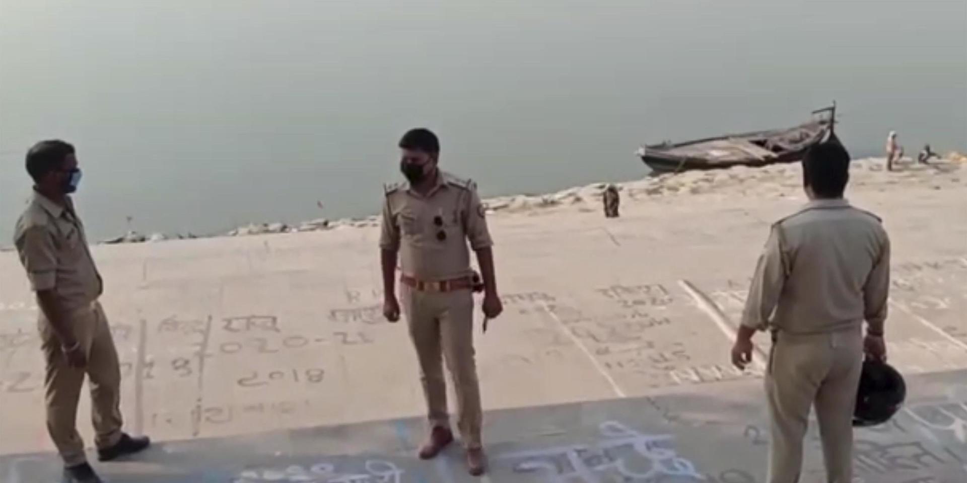 Poliser i närheten av en plats vid Ganges där tiotals lik flöt i land tidigare i veckan.