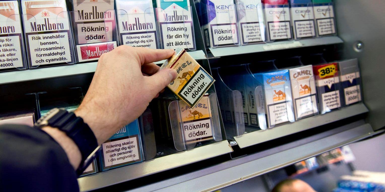 Enligt Conny Svensson, kontrollsamordnare på Skatteverket, kan man vara tämligen övertygad om att ett cigarettpaket på 25 kronor är smuggelgods. Arkivbild.