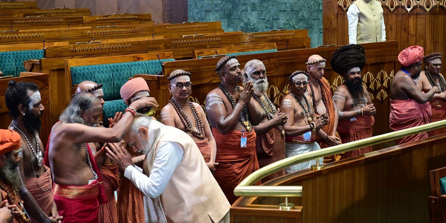 Indiens premiärminister Narendra Modi ledde en religiöst präglad rit när landets nya parlamentsbyggnad skulle invigas.