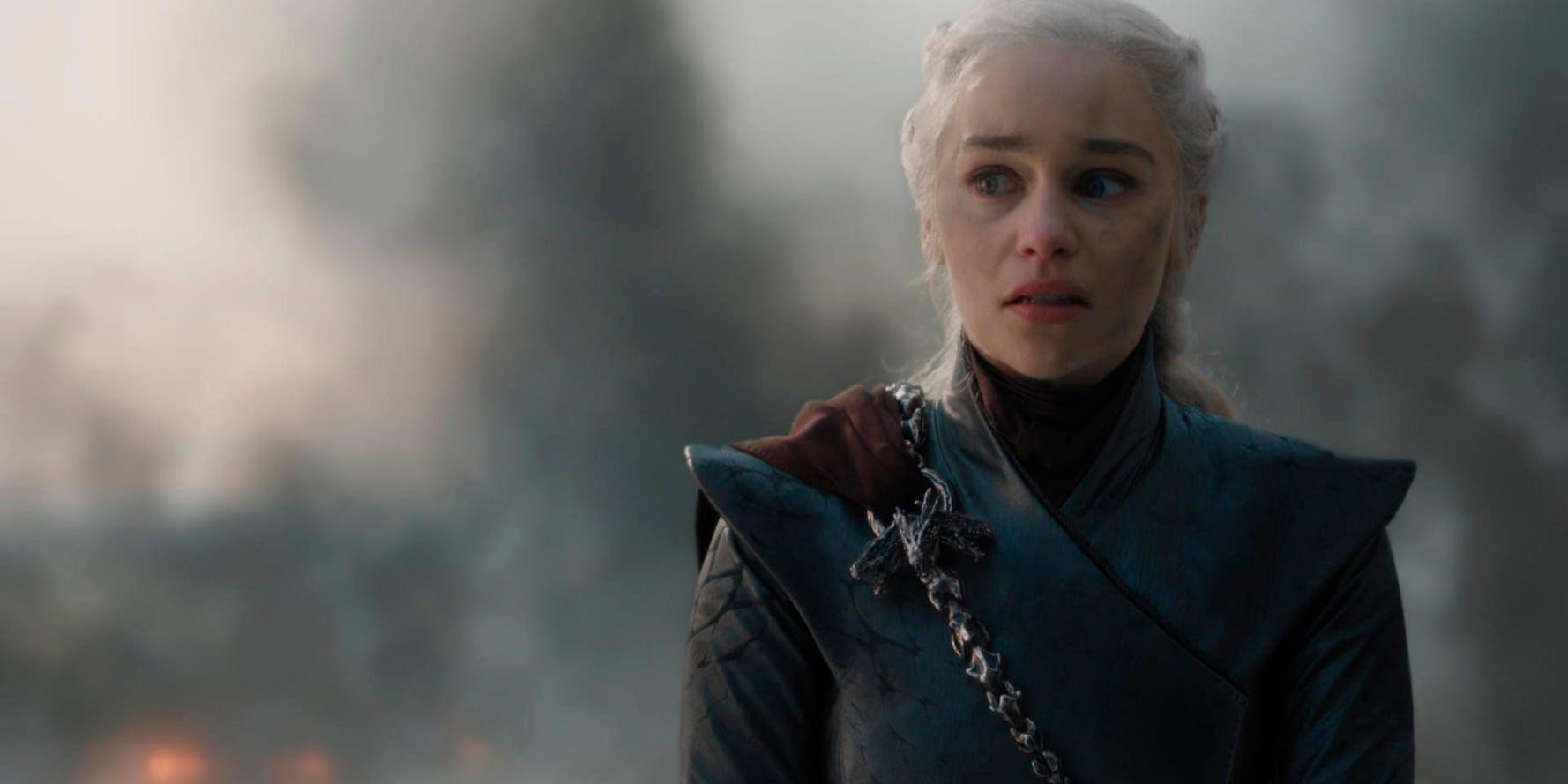 Emilia Clarke spelar Daenerys Targaryen i "Game of thrones". Många fans är dock missnöjda med seriens sista säsong och vill rent av att den görs om. Pressbild.