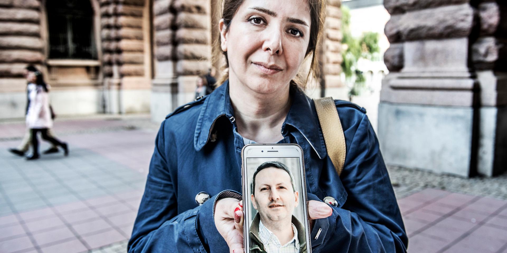 Vida Mehrannia, gift med KI-forskaren Ahmadreza Djalali som sitter fängslad i Iran. Här visar hon 2017 ett foto på sin man. Arkivbild