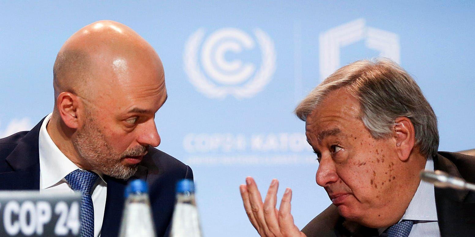 FN:s generalsekreterare António Guterres pratar med Michal Kurtyka, ordförande vid klimatmötet i Katowice. Sprickan mellan de deltagande länderna blir allt större.