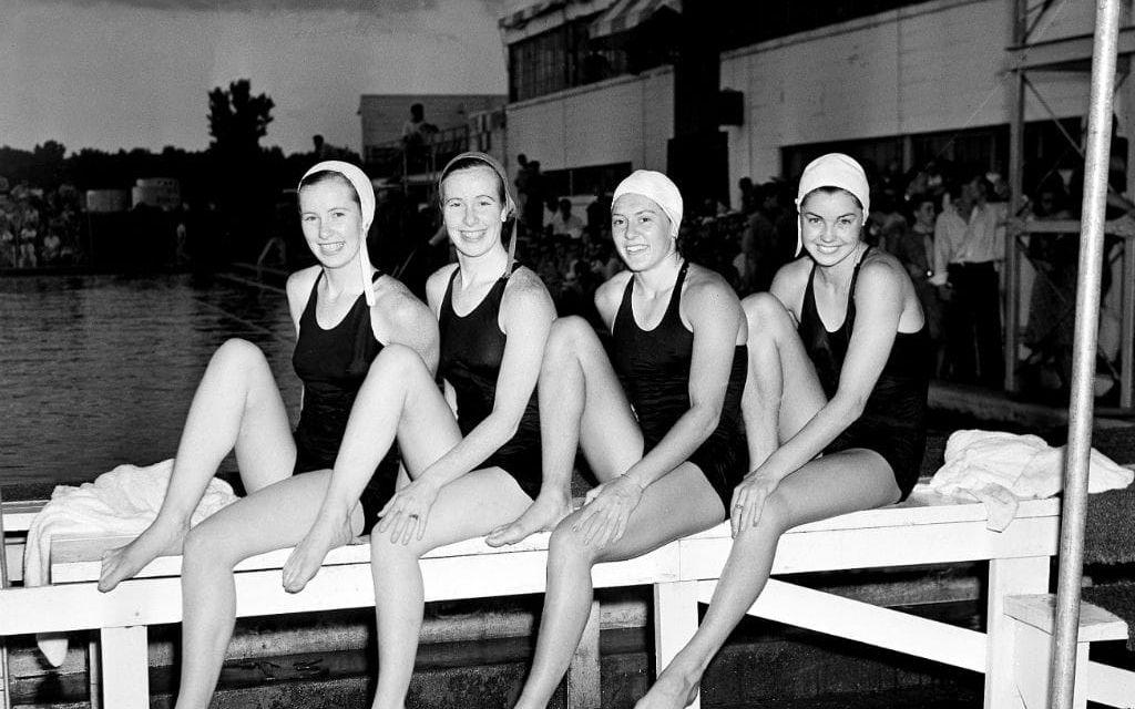 Esther Williams längst till höger, var väldigt lovande inom simning. Skulle tävla för USA i OS 1940 som dessvärre för Williams ställdes in. Bild: TT