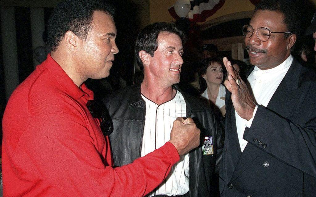 Carl Weathers var likt Bubba Smith framgångsrik inom amerikansk fotboll under många år, här är han tillsammans med Muhammed Ali och Sylvester Stallone. Bild: TT