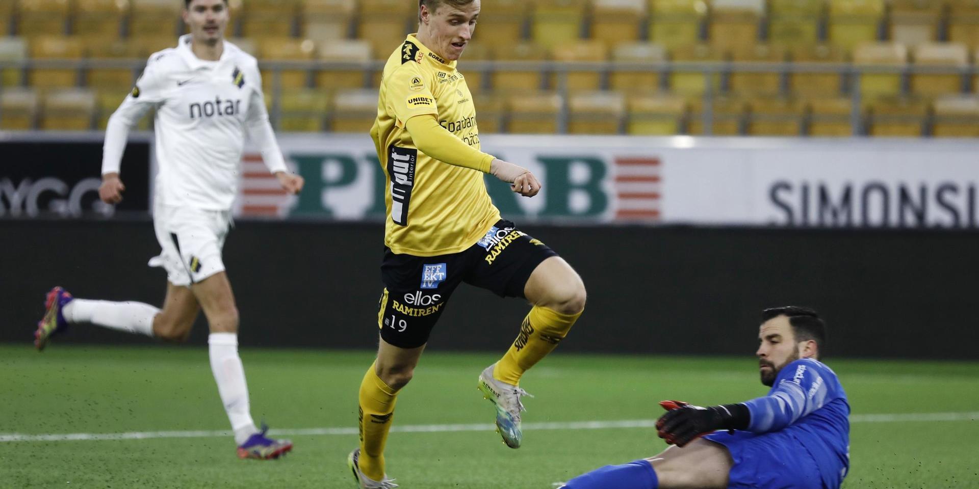 Elfsborg dominerade första halvlek och tog ledningen med 2–0. Här är Jeppe Okkels på väg förbi AIK:s målvakt Budimir Janosevic. Men AIK kvitterade till 2–2, efter mål och assist av Mikael Lustig (i bakgrunden).
