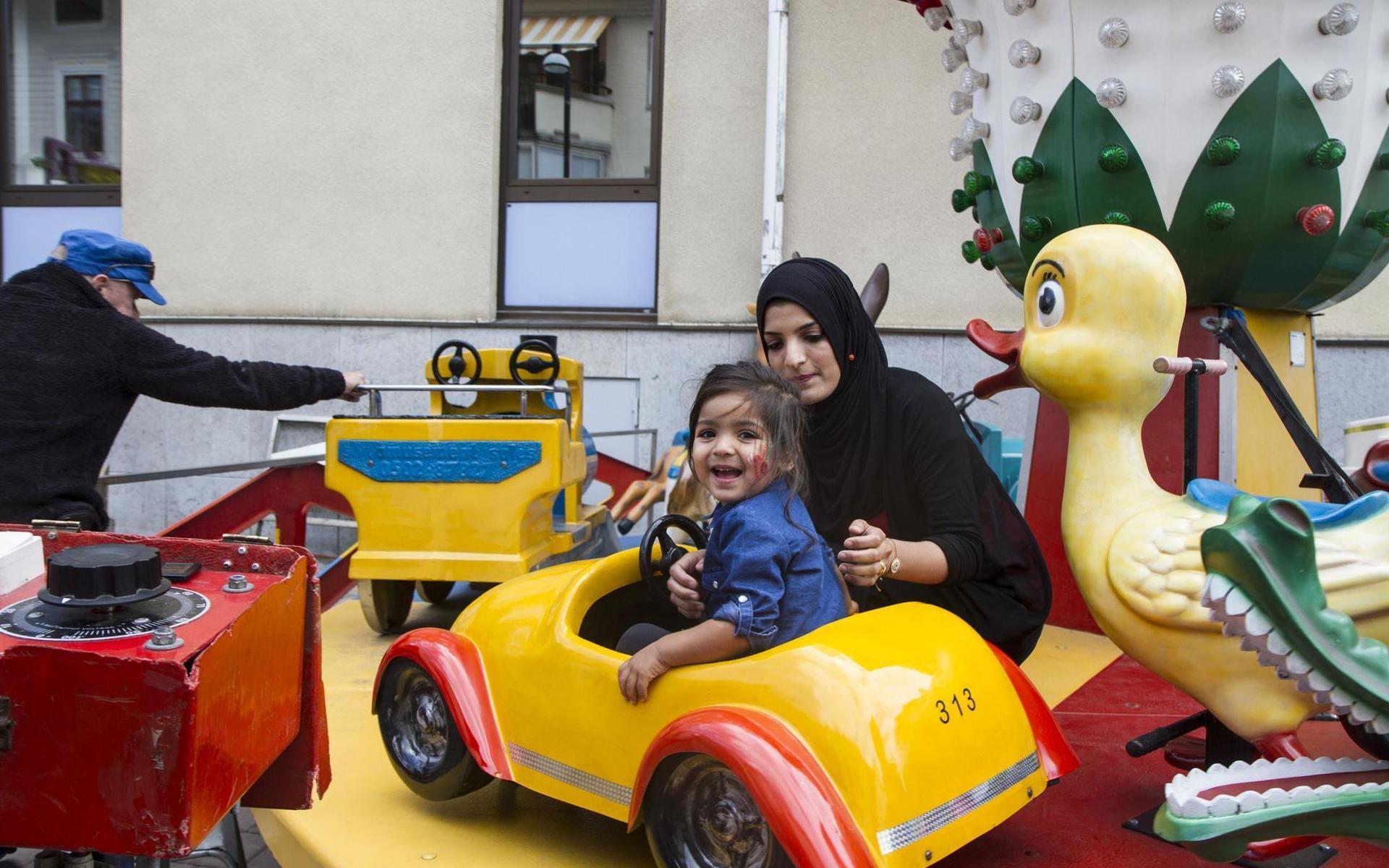 Mashaal Hirani tog en tur i karusellen med mamma Madeeha Merchant. Bild: Hanna Dahlström
