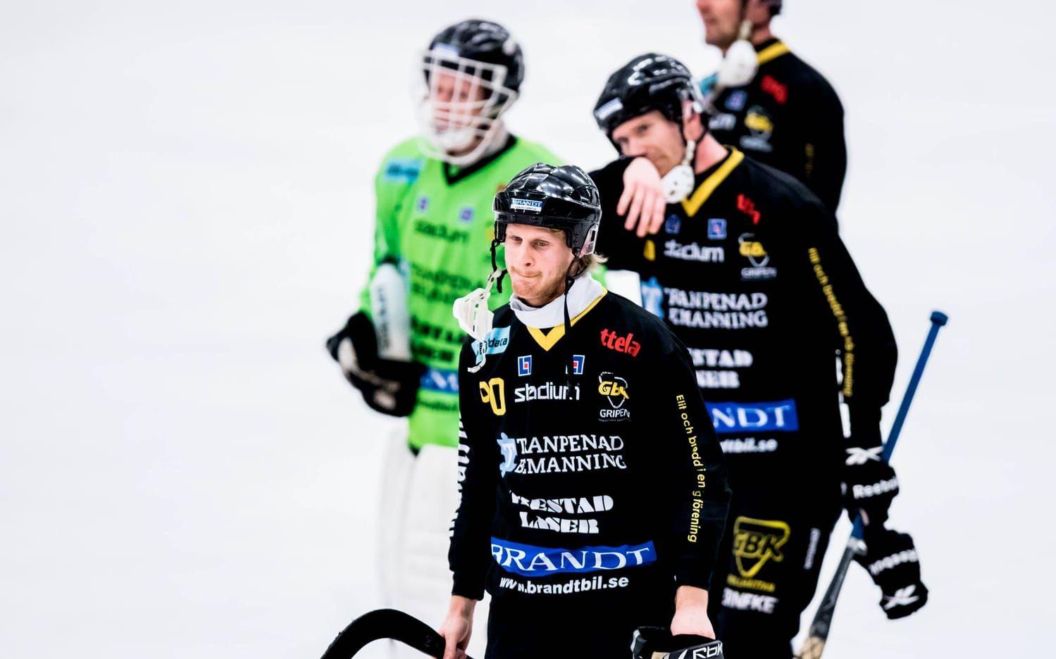 Allsvenskan nästa. Gripenspelarna, här med Viktor Nordmark i täten, lämnar isen i Slättbergshallen. Bilder: SEBASTIAN LAMOTTE