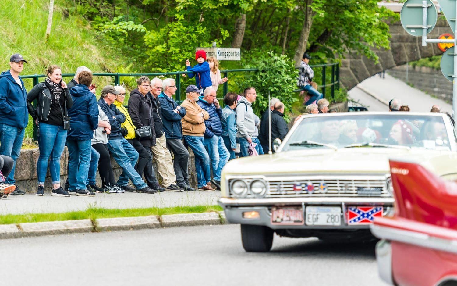 Längs gatorna i centrala Trollhättan stod mängder av folk för att få en titt på de många bilar som åkte förbi 2019.