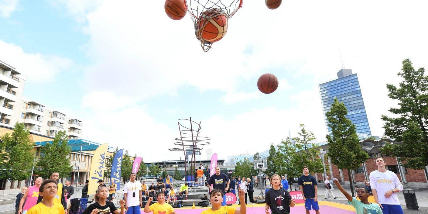 Svenska basketlandslagets stjärnor har öppen träning med barn på Kista Torg.