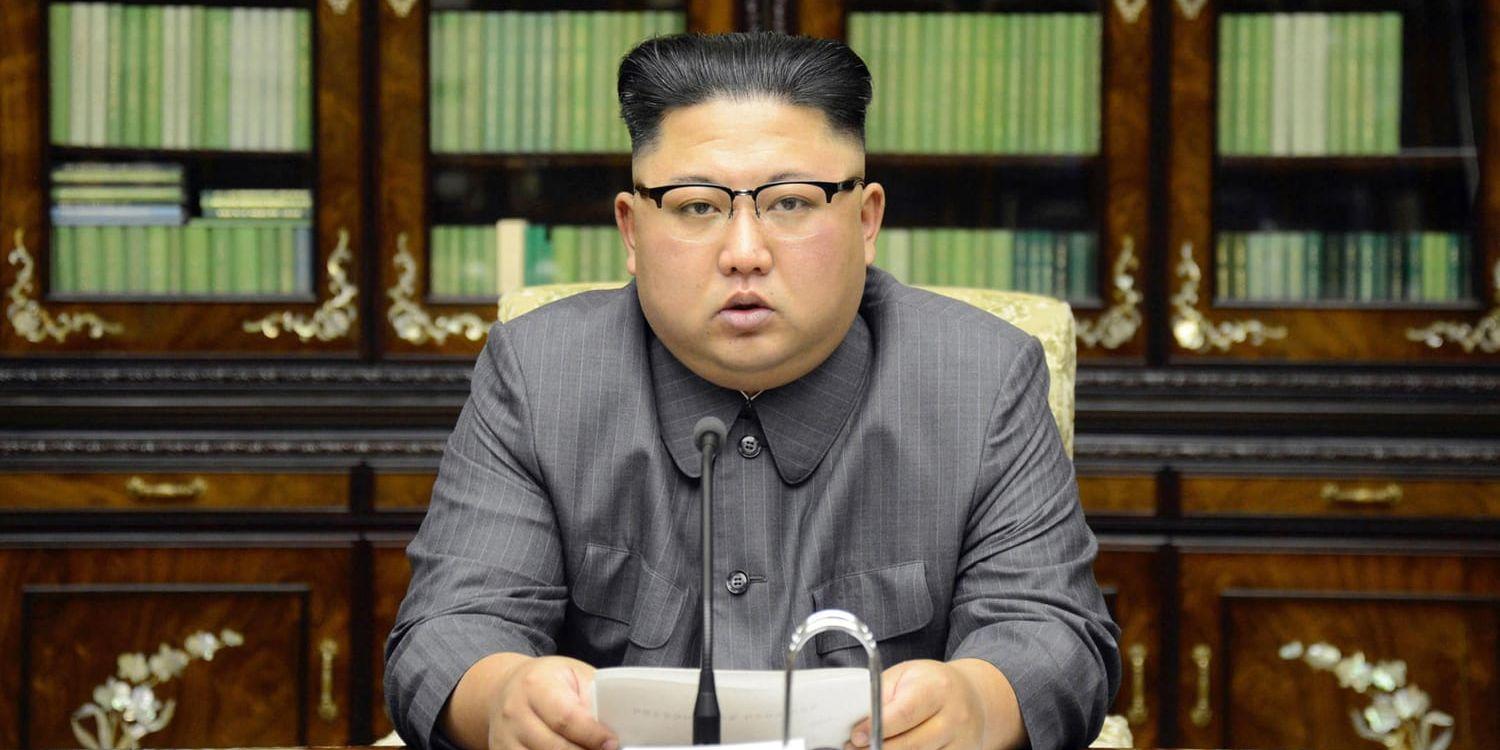 Nordkoreas ledare Kim Jong-Un talar direkt till Donald Trump, enligt denna bild som skickats ut av Nordkoreas regim..