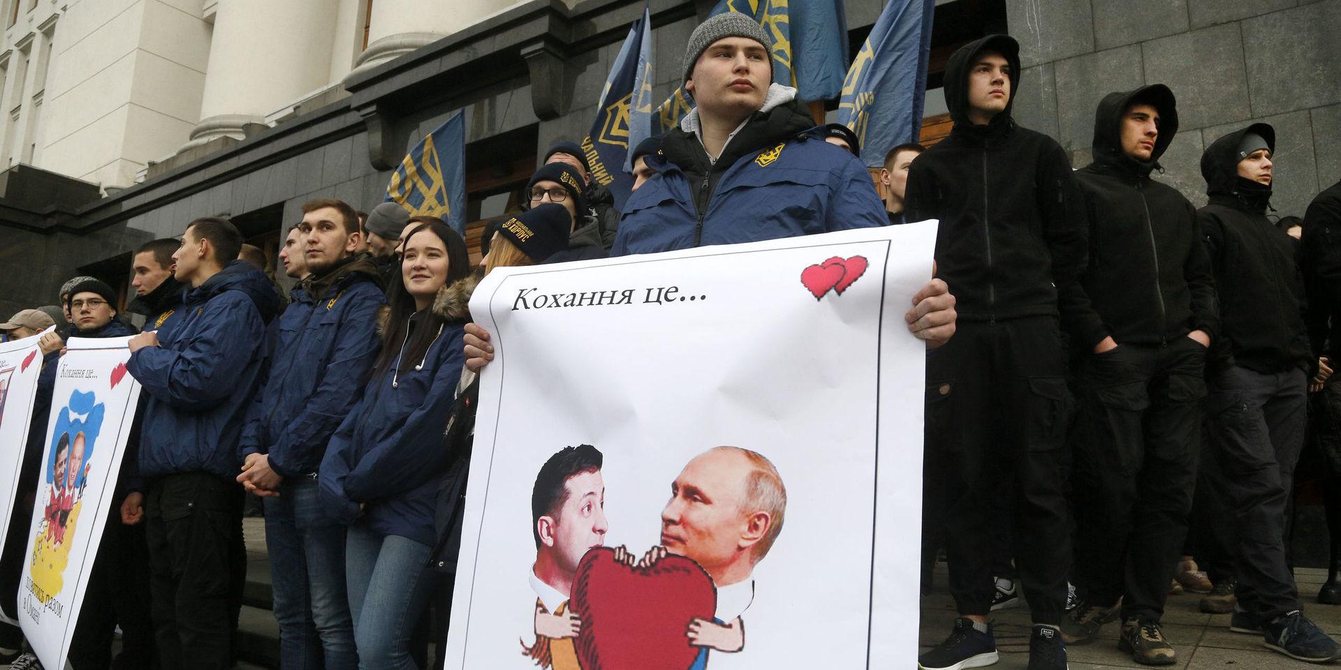Demonstranter från den hårdföra högerrörelsen Azov demonstrerar i Kiev mot samtalen Zelenskyj–Putin. Bilden är tagen på alla hjärtans dag härom veckan.