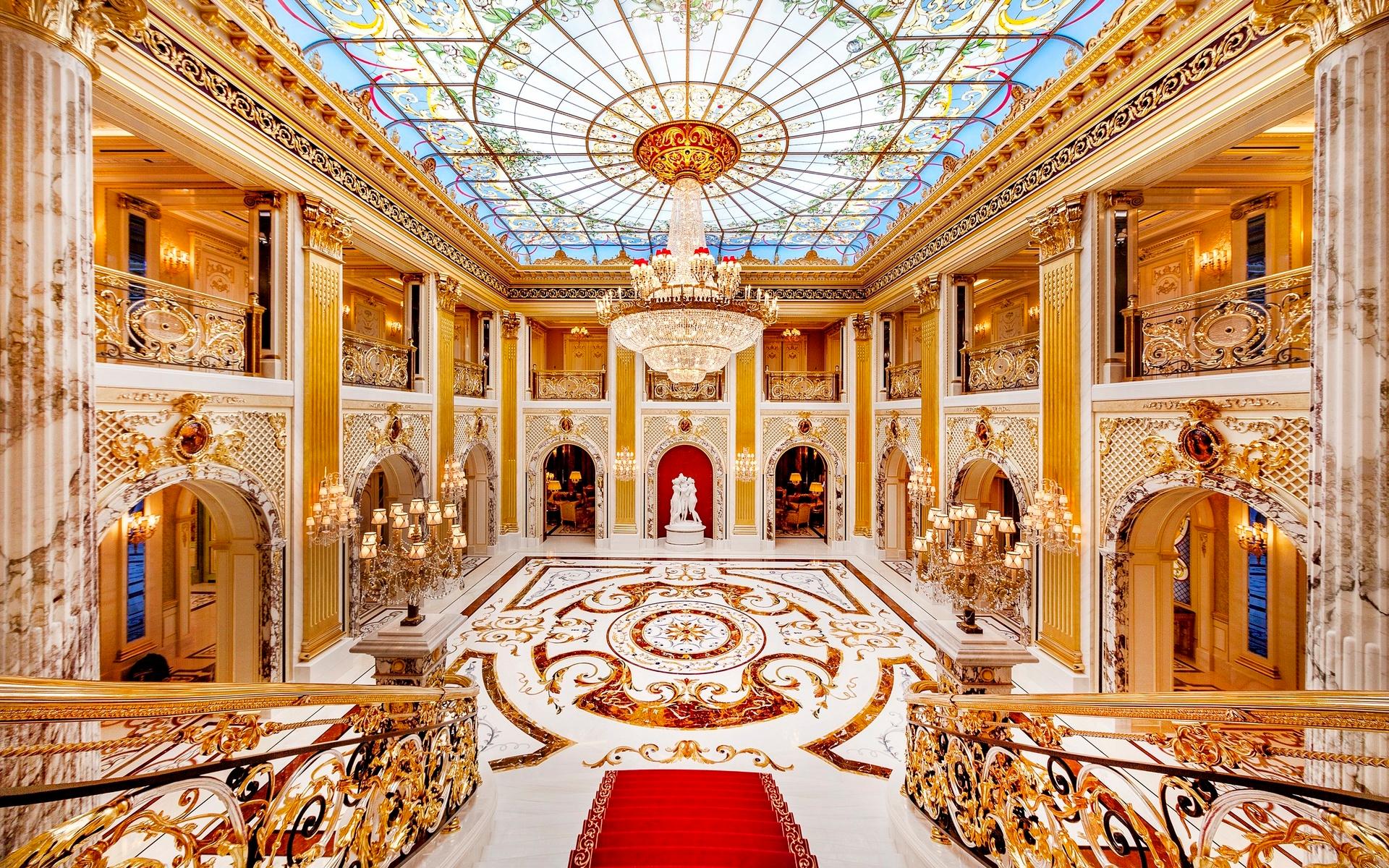 Redan i den 236 kvadratmeter stora hallen märks den enorma lyxen. Glastak, lister i 14 karat guld och marmorgolv.