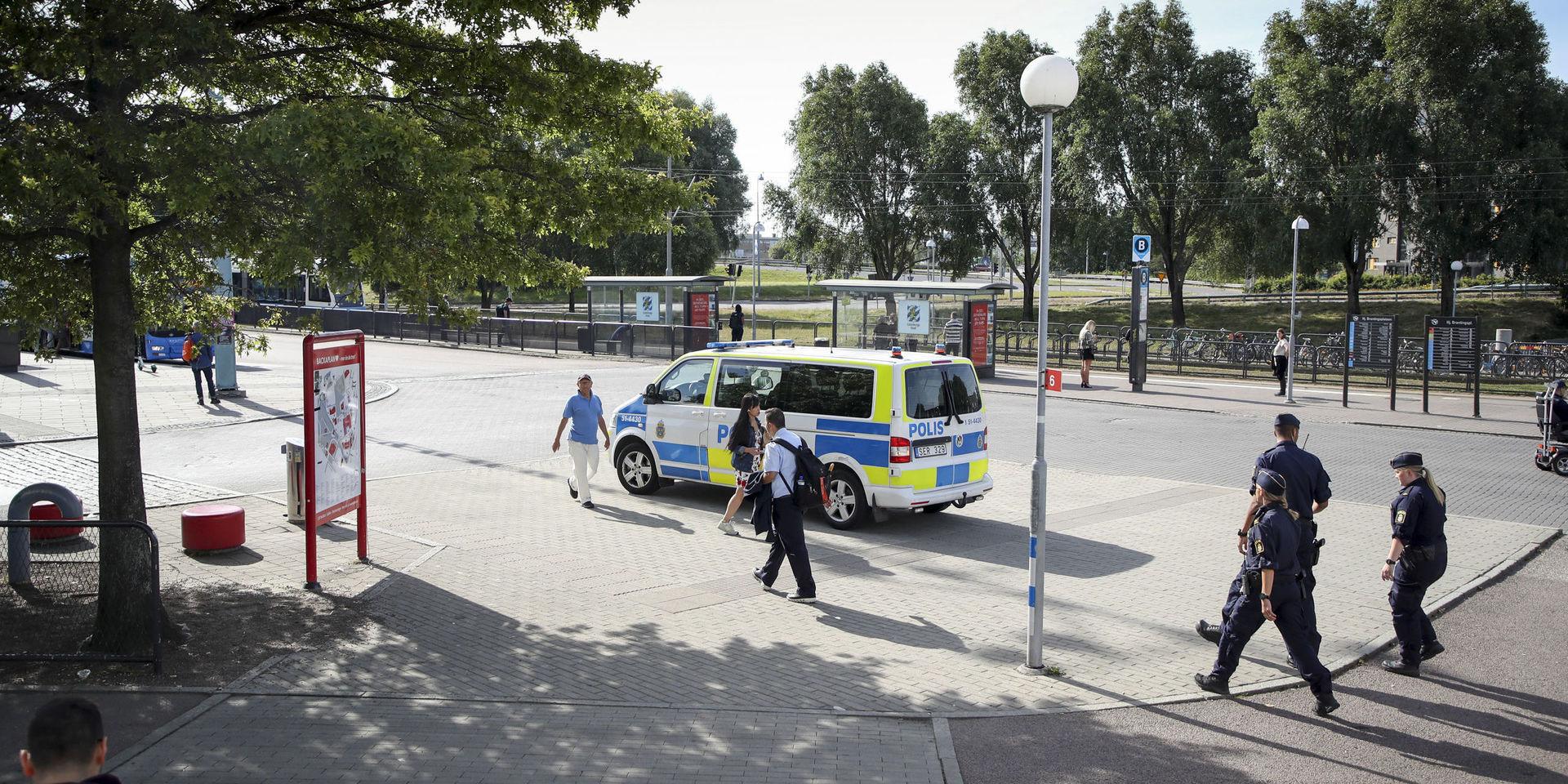 En 18-årig man har knivhuggits till döds vid ett rån på Hjalmar Brantingsplatsen i Göteborg.