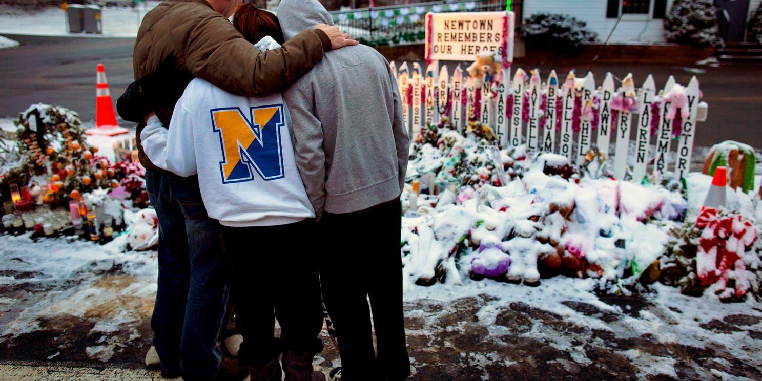 Anhöriga till Sandy Hook-offren hedrar de dödas minne. Arkivbild.
