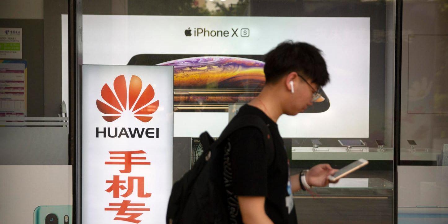 Huawei har det kämpigt. Experter spår ras på uppemot en fjärdedel av antalet levererade smarta telefoner.