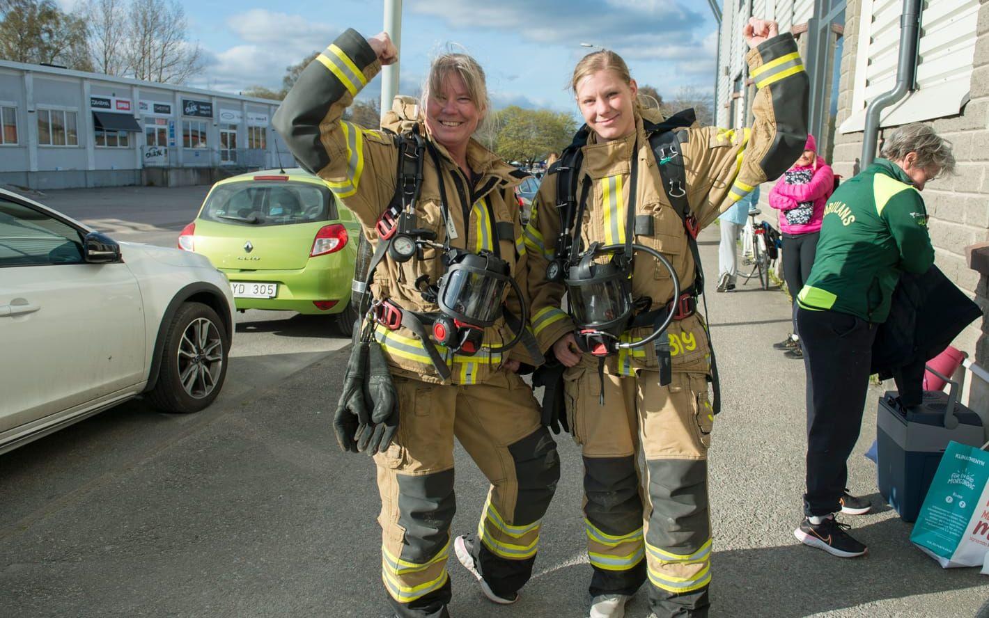 Gunilla Abrahamsson och Rebecka Dahlgren är brandmän och ambulanssjukvårdare, och sprang i full mundering, luftpaketet väger 24 kilo.