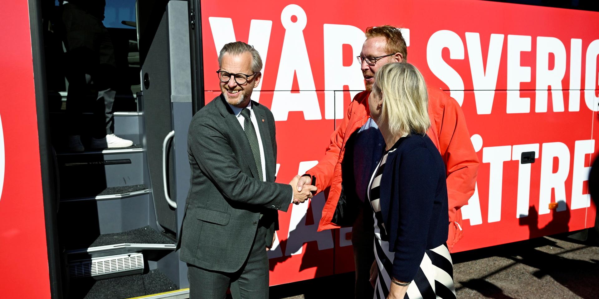 Finansminister Mikael Damberg och statsminister Magdalena Andersson tas emot av Peter Kärnström, ordförande för Socialdemokraterna i Gävle, under besök i Gävle.