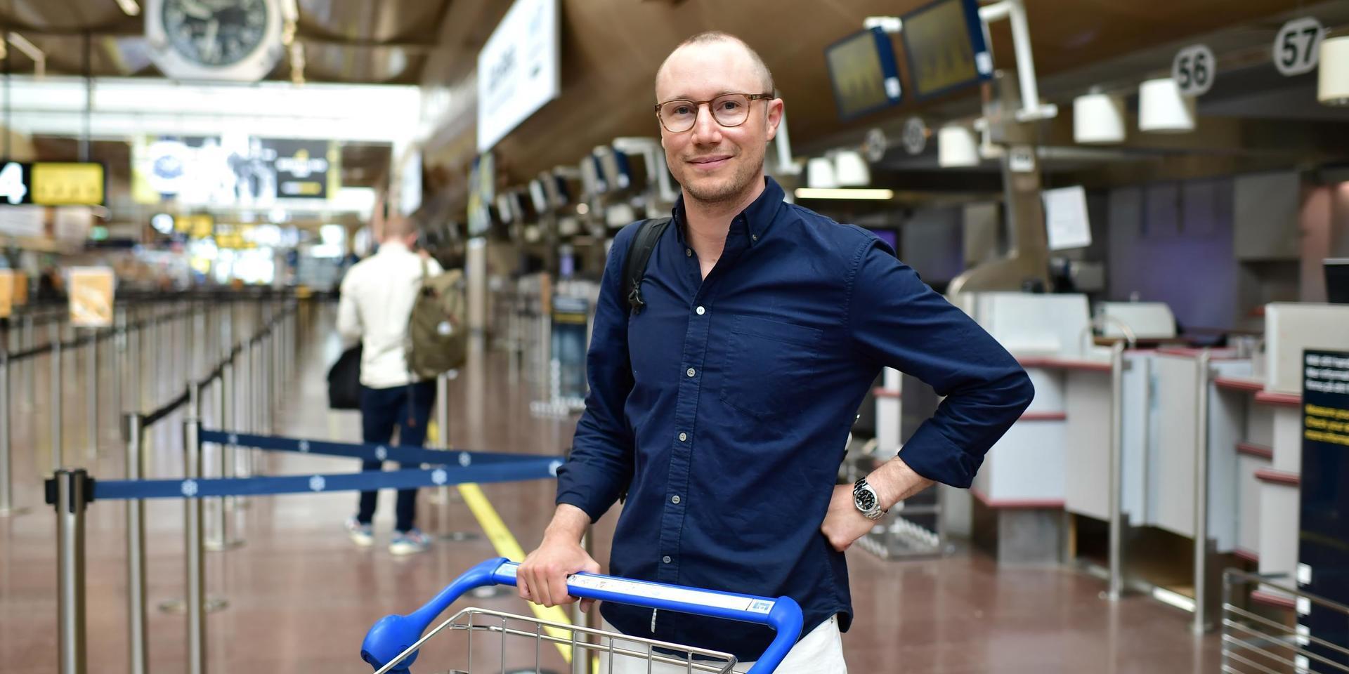 Adam Györki, kommunikationschef  på nordiska TUI, på Arlanda flygplats.