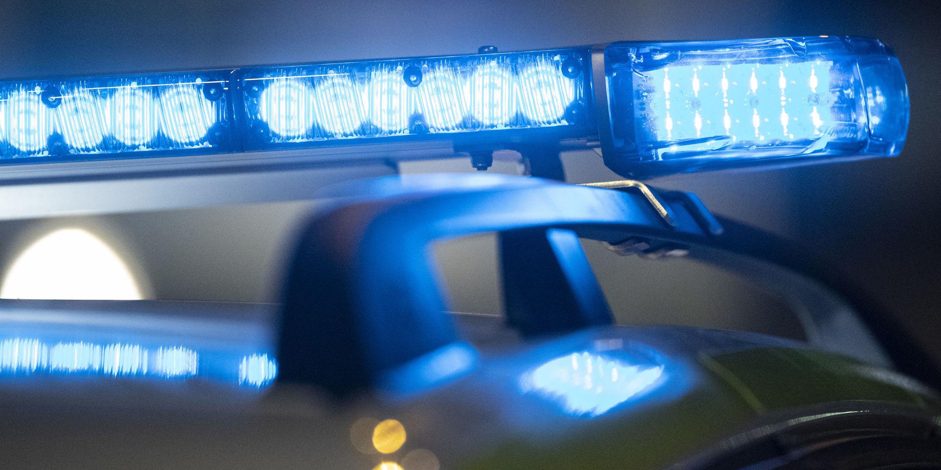 Polisen har larmats om att en kvinna har knuffats framför ett tåg i Lund.
