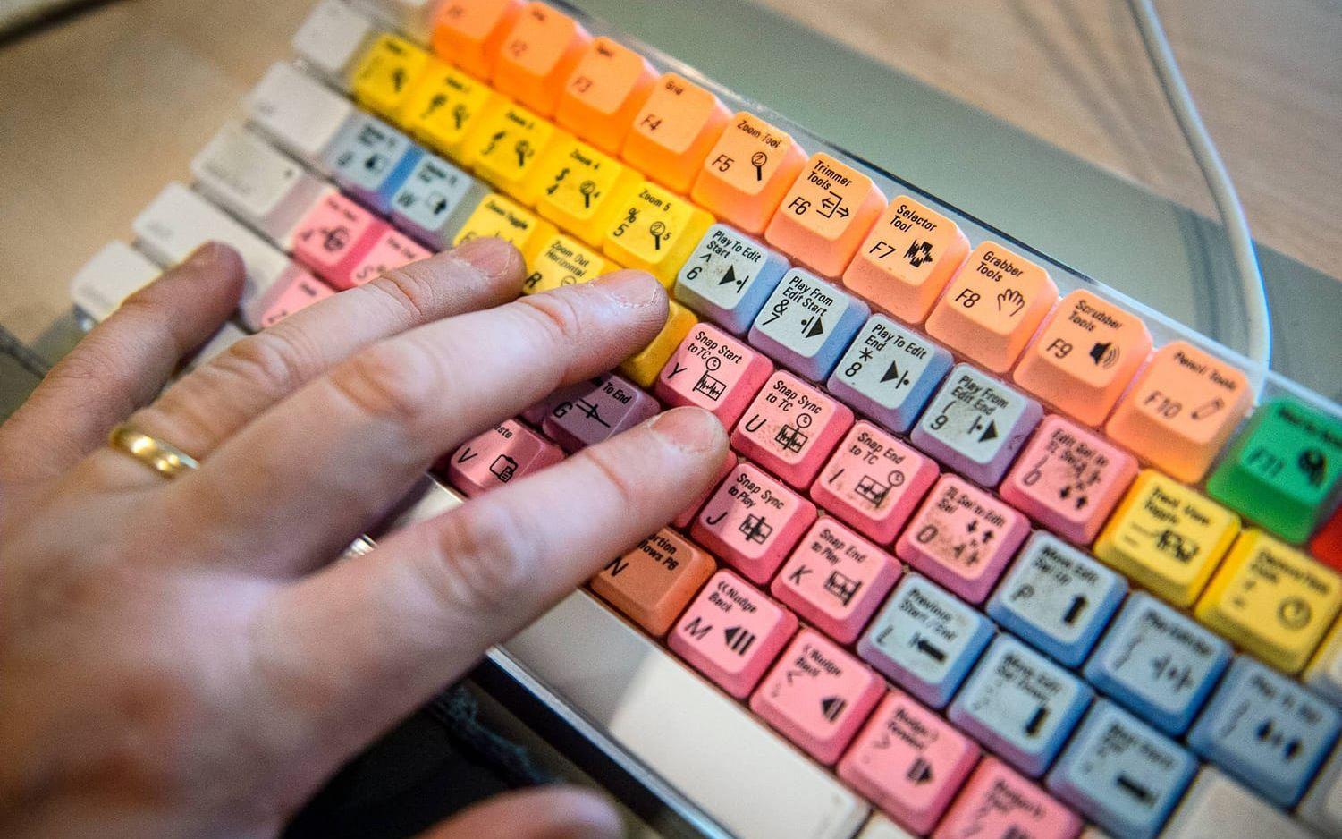 Fingerfärdig. Henric styr sin dator med hjälp av ett specialdesignat tangentbord. Foto: Stefan Bennhage
