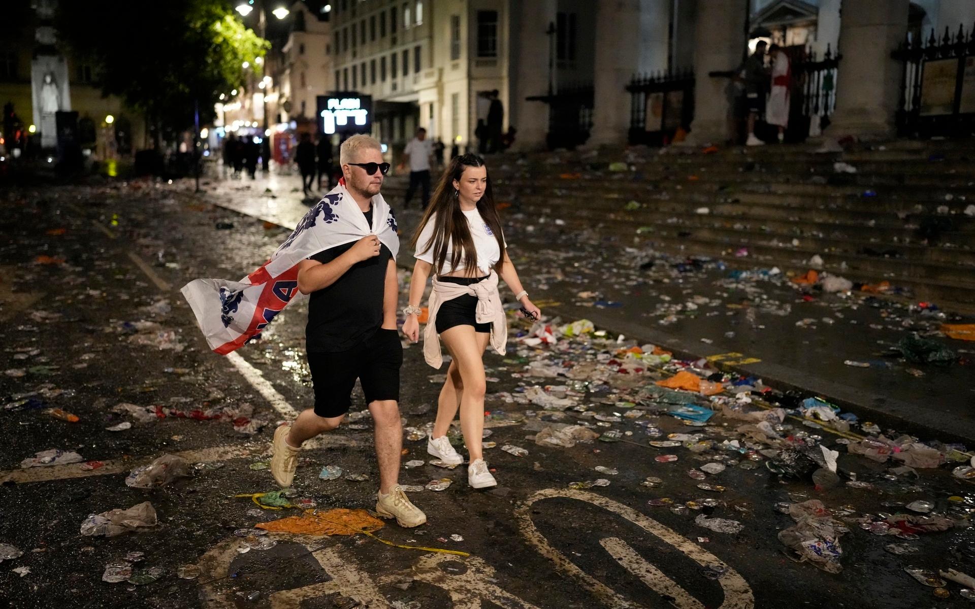 Två engelska supportrar vandrar hemåt i London