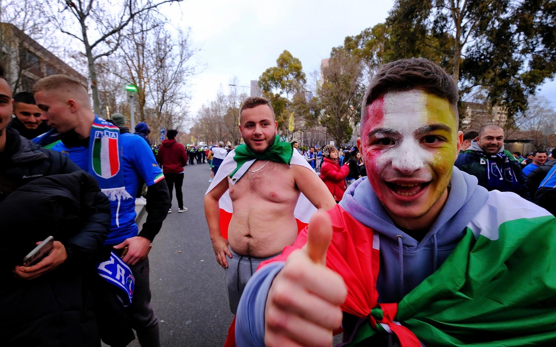 Italienska supportrar firar vinsten på Lyon street, i Melbourne, Australien.