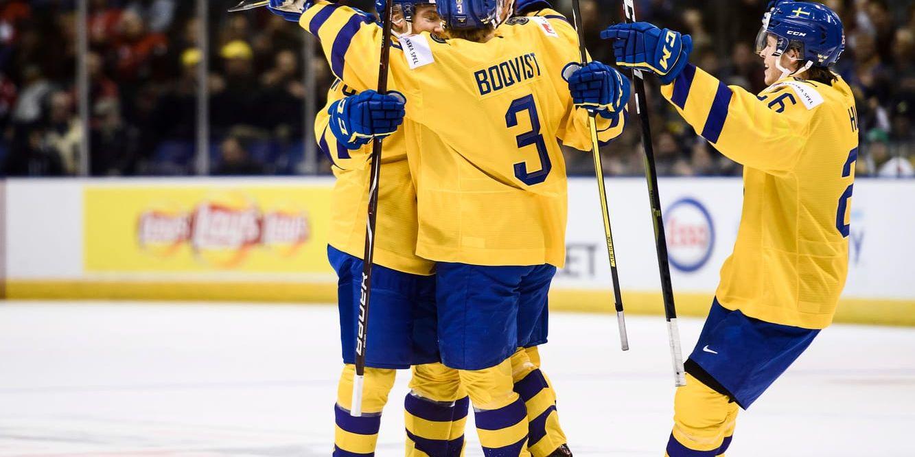 Sveriges spelare jublar efter Erik Brännströms 1–0-mål under onsdagens ishockeymatch i junior-VM, grupp B, mellan Finland och Sverige.