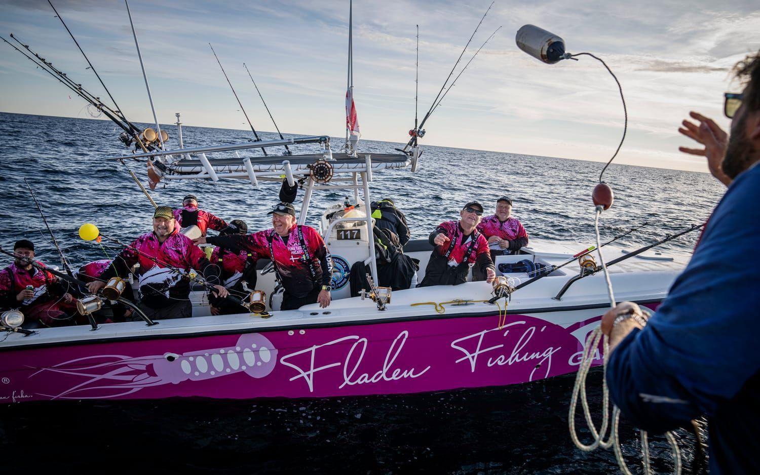 ”När forskarna gör tummen upp och tonfisken simmar i väg, det är världsklass” säger Roberth Hellberg, kapten på Pink lady och i mitten av bilden.