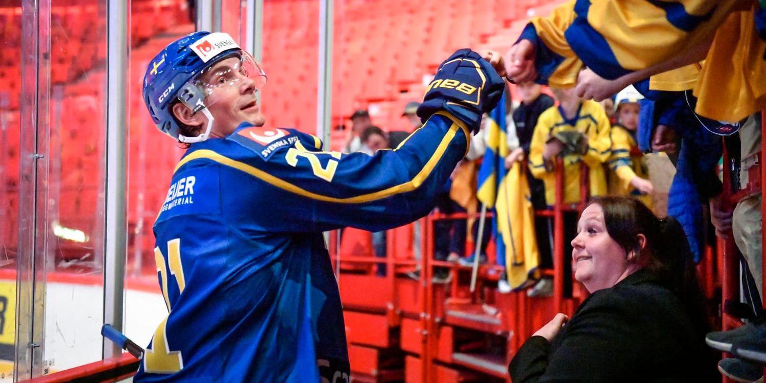 Tvåmålsskytten Loui Eriksson firar segern mot Ryssland tillsammans med fansen i Globen.