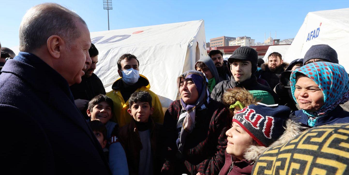Turkiets president Recep Tayyip Erdogan träffar människor under sitt besök i Kahramanmaras.