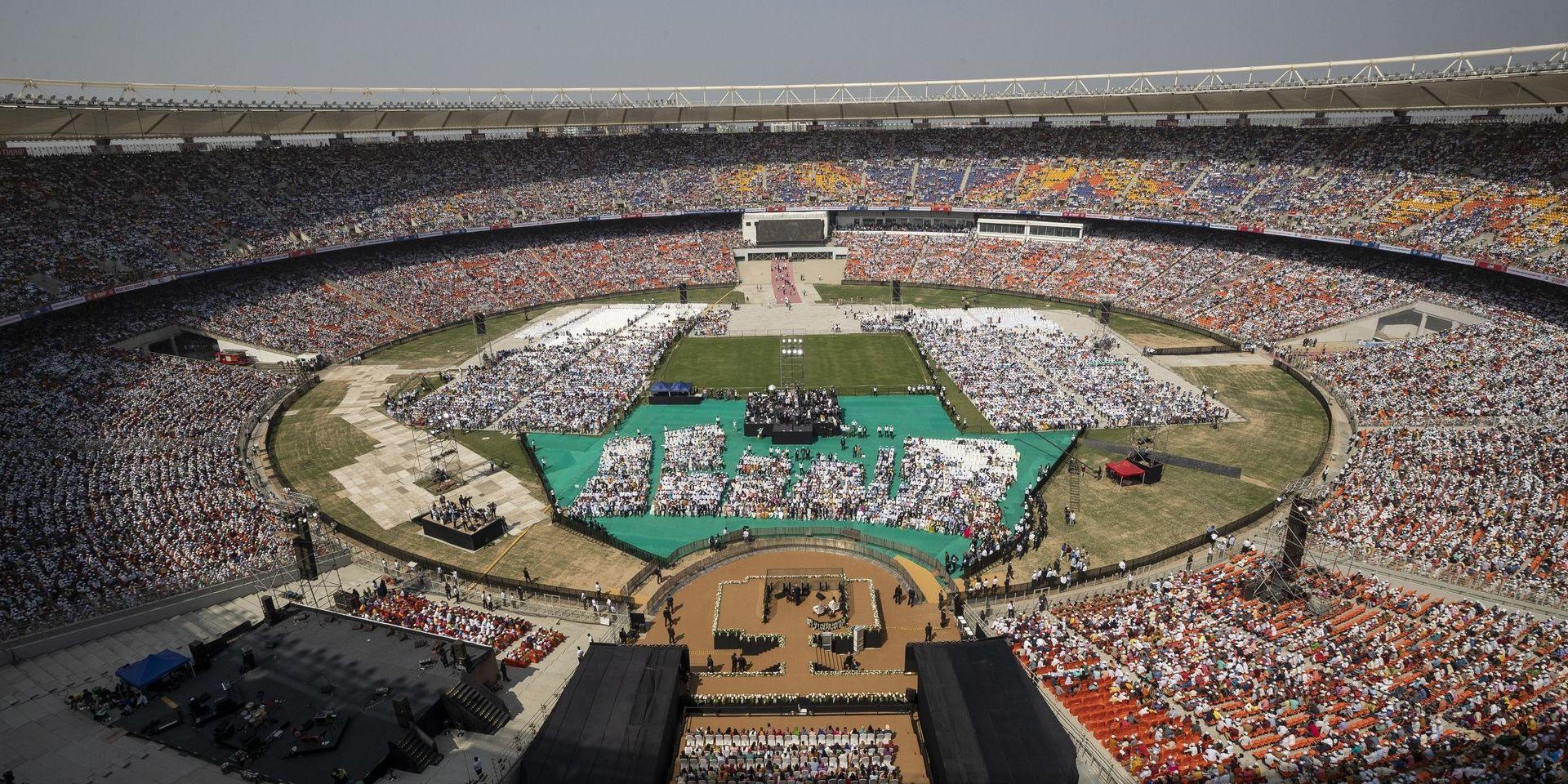 Trump höll ett tal inför närmare 100 000 personer i Ahmedabad. 