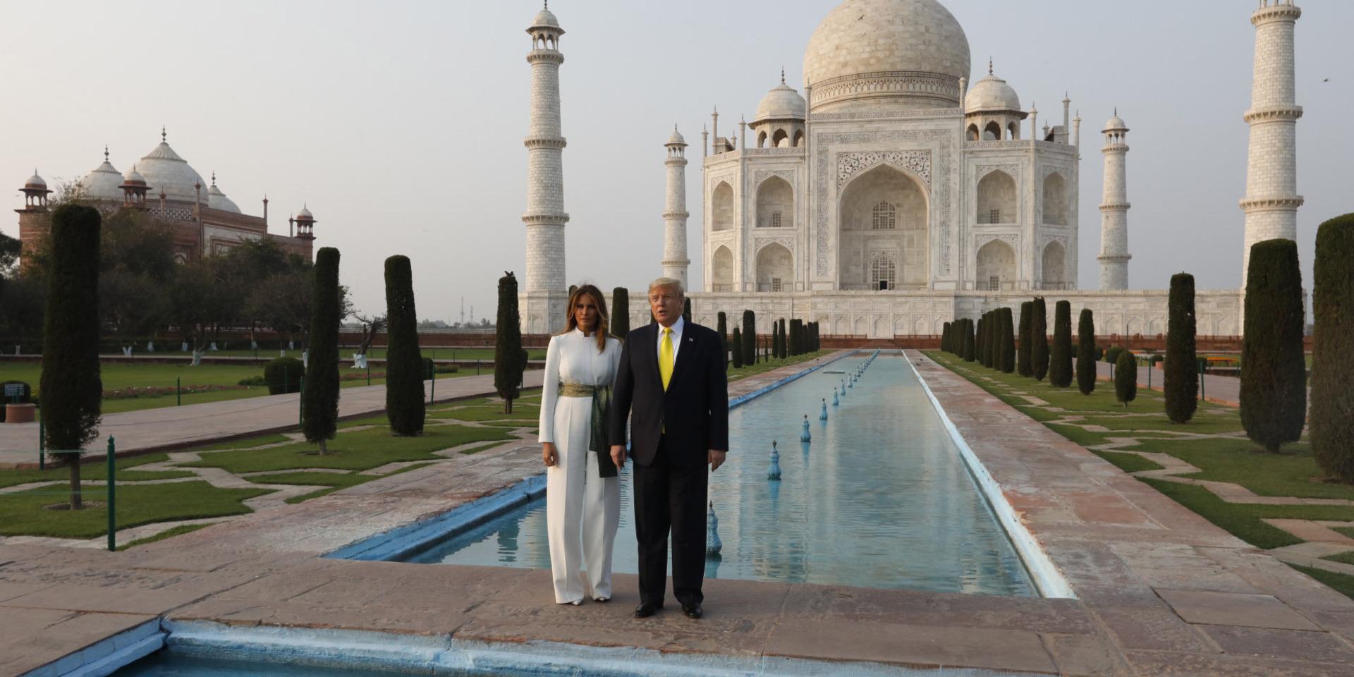 Trump och USA:s första dam Melania Trump besöker Taj Mahal under sin Indienresa.