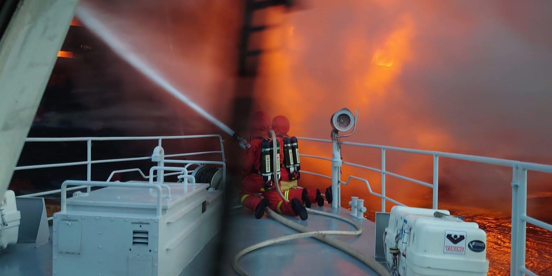 Det svåra och komplicerade släckningsarbetet av branden på fartyget fortsätter.