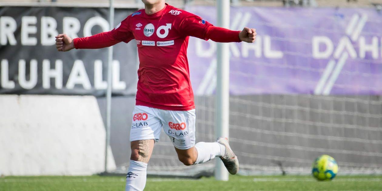 Nikola Ladan jublar sedan han slagit in straffen som gav Degerfors 2–1 mot Jönköpings Södra.