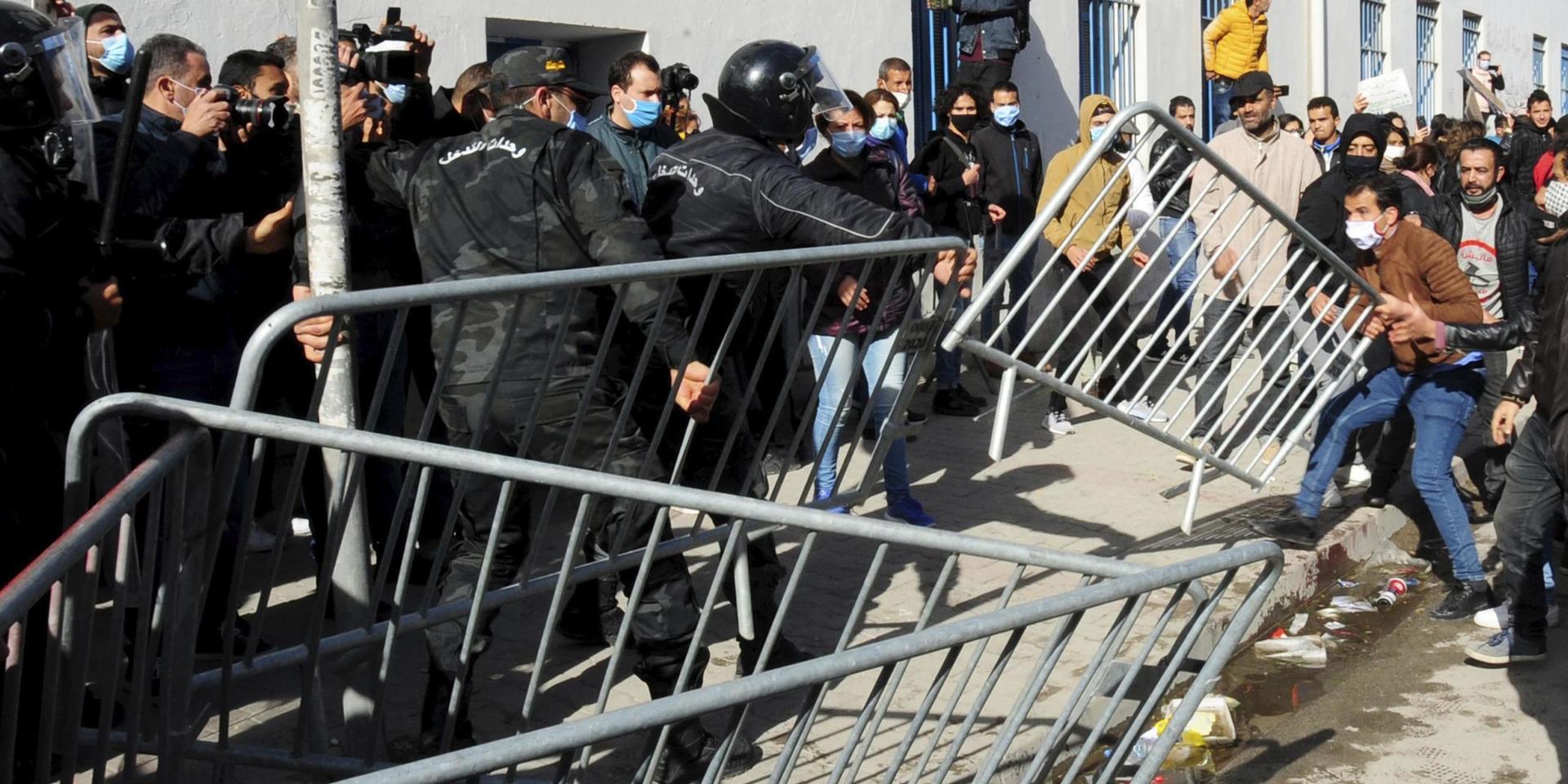 Demonstranter drabbar samman med polis utanför parlamentet i tunisiska Tunis.