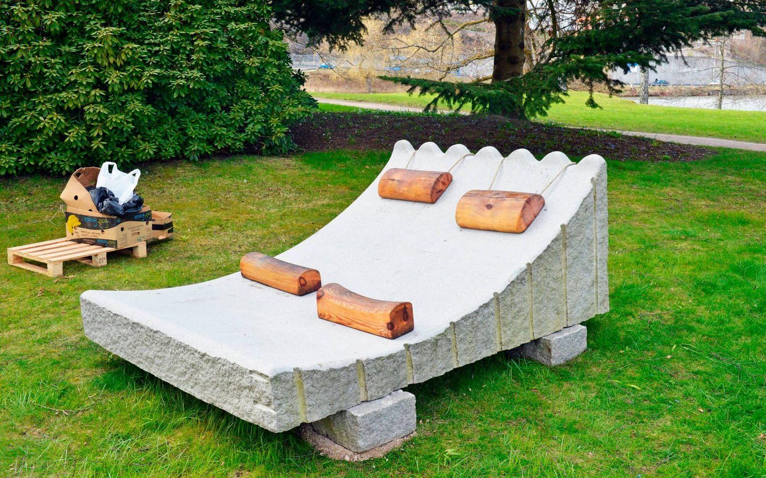 Sängen är gjord i granit och kuddarna av trä, hämtat från en nedlagd småländsk skola. Foto: Jonas Myrholm