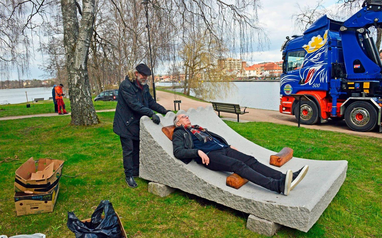 Trollhättans stads kulturchef Christer Olsson testar "Solsäng deluxe". Foto: Jonas Myrholm