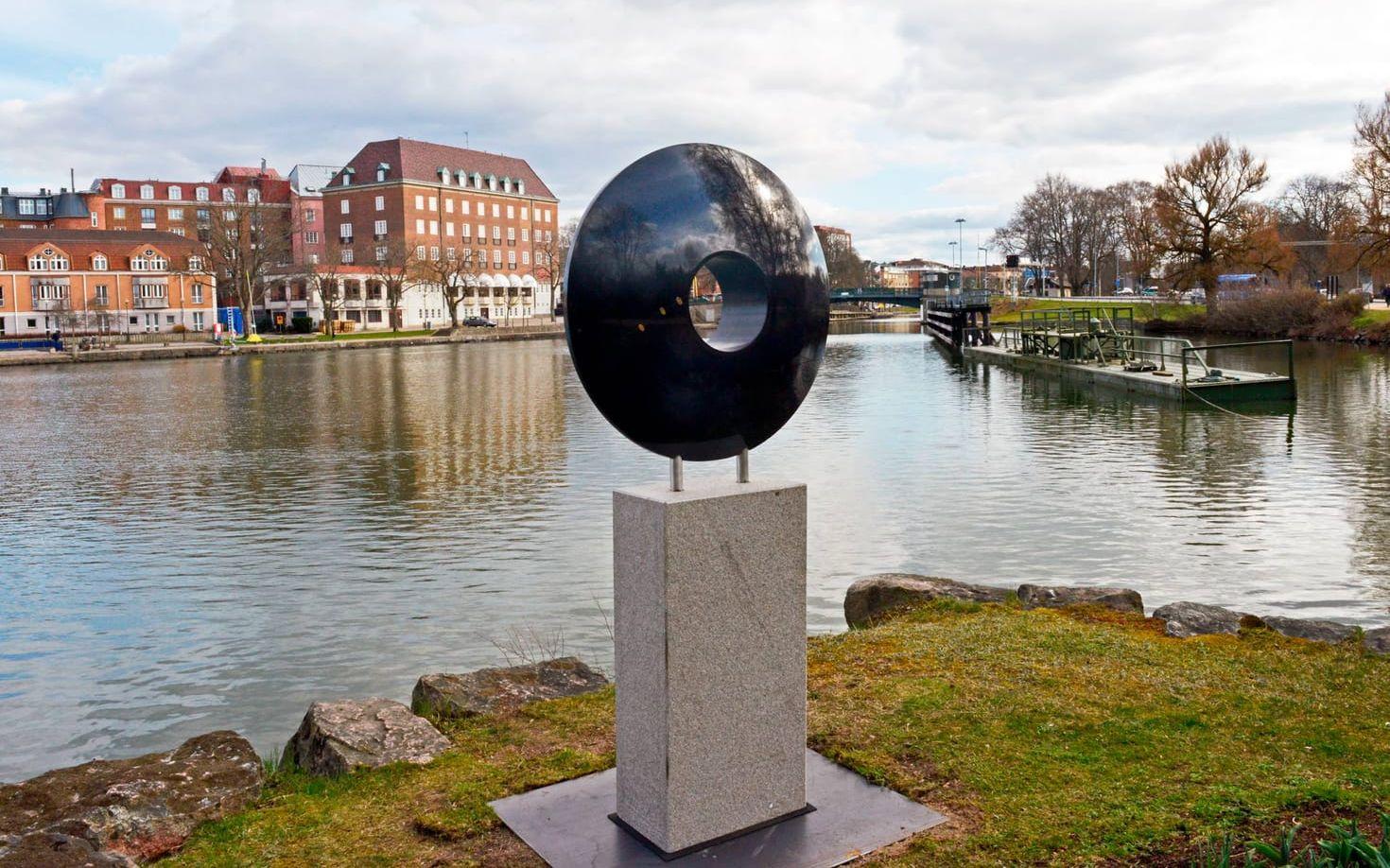 Den värmländske konstnären Ulf Johnsson ligger bakom en av de nya skulpturerna. Foto: Jonas Myrholm