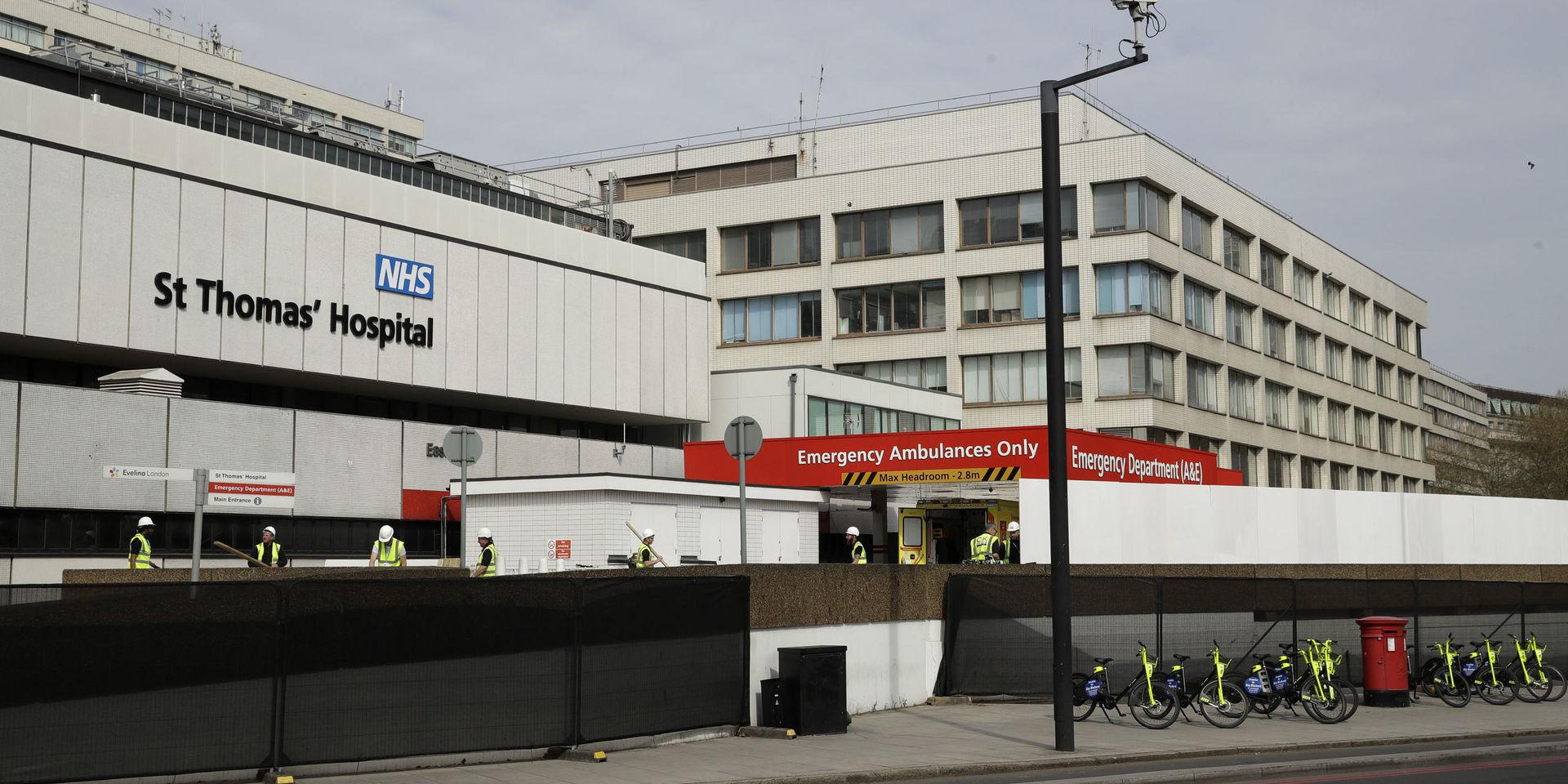 Ett staket byggs för att skymma ingången vid St Thomas' Hospital i centrala London, där premiärminister Boris Johnson vårdas. 