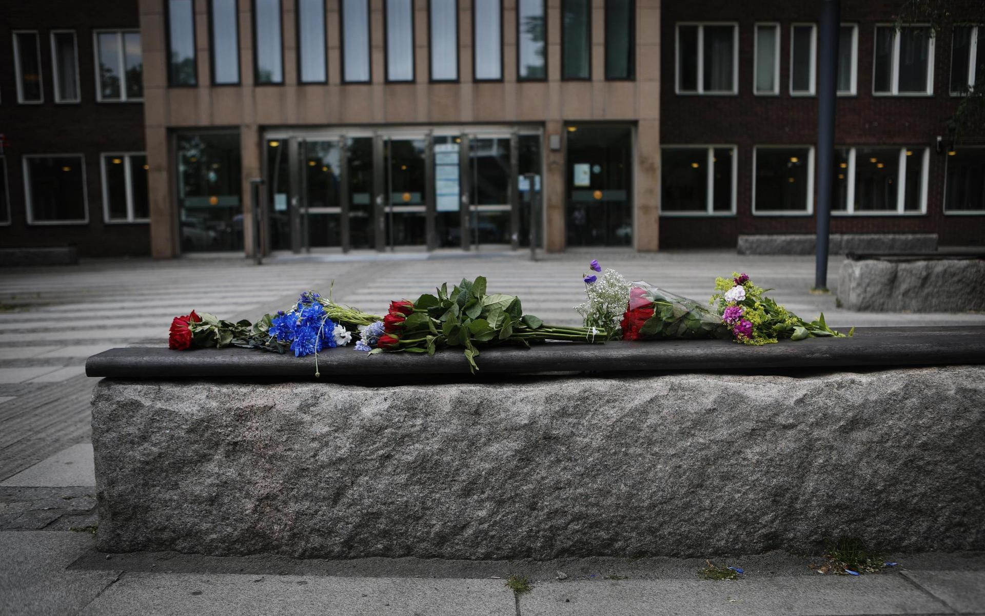 Utanför polishuset i Göteborg hade kollegor och förbipasserande lämnat blommor under torsdagen.