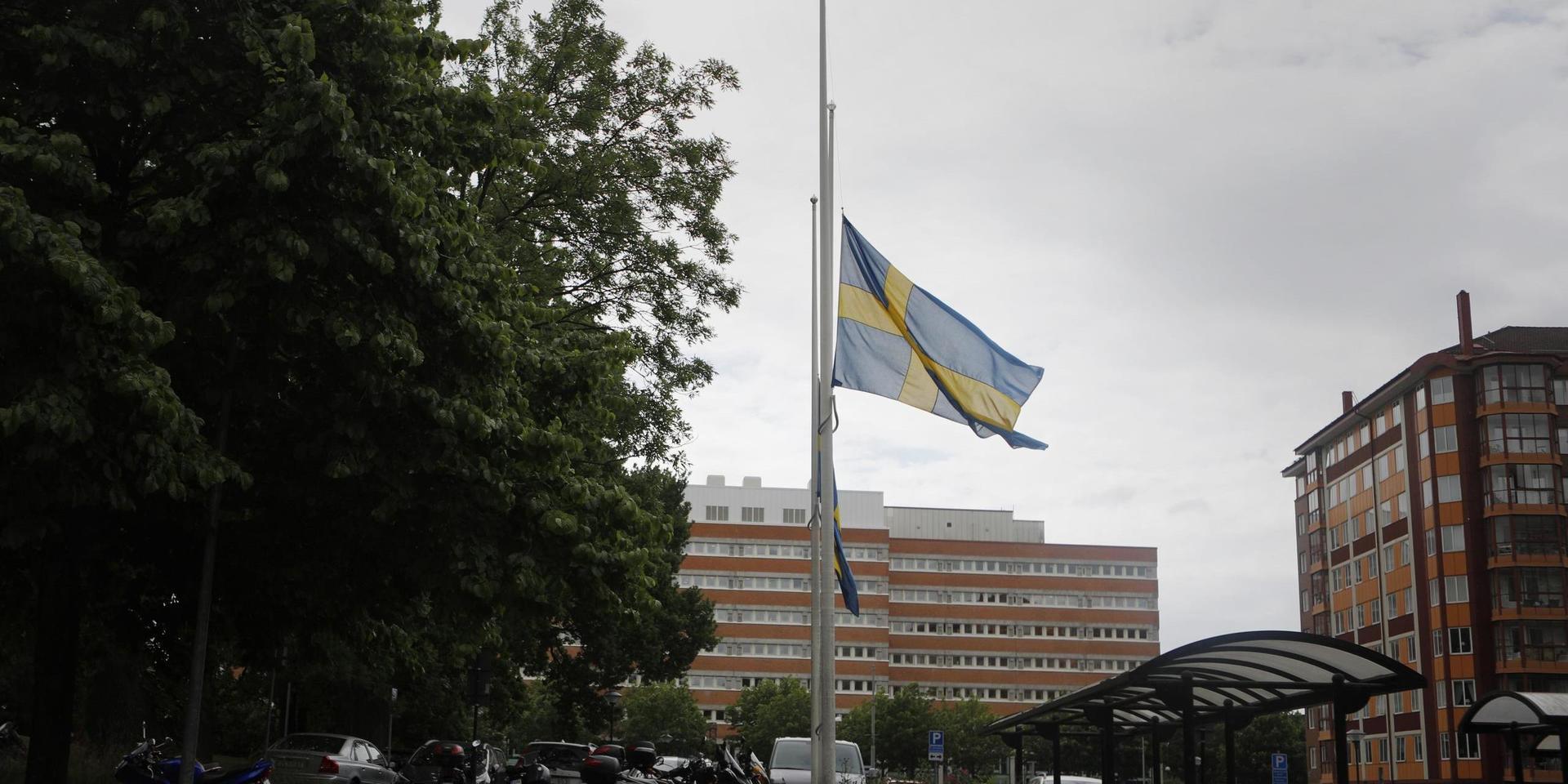 I går hade poliser över hela landet en tyst minut för att hedra sin mördade kollega. Här vid polishuset på Ernst Fontells plats. 