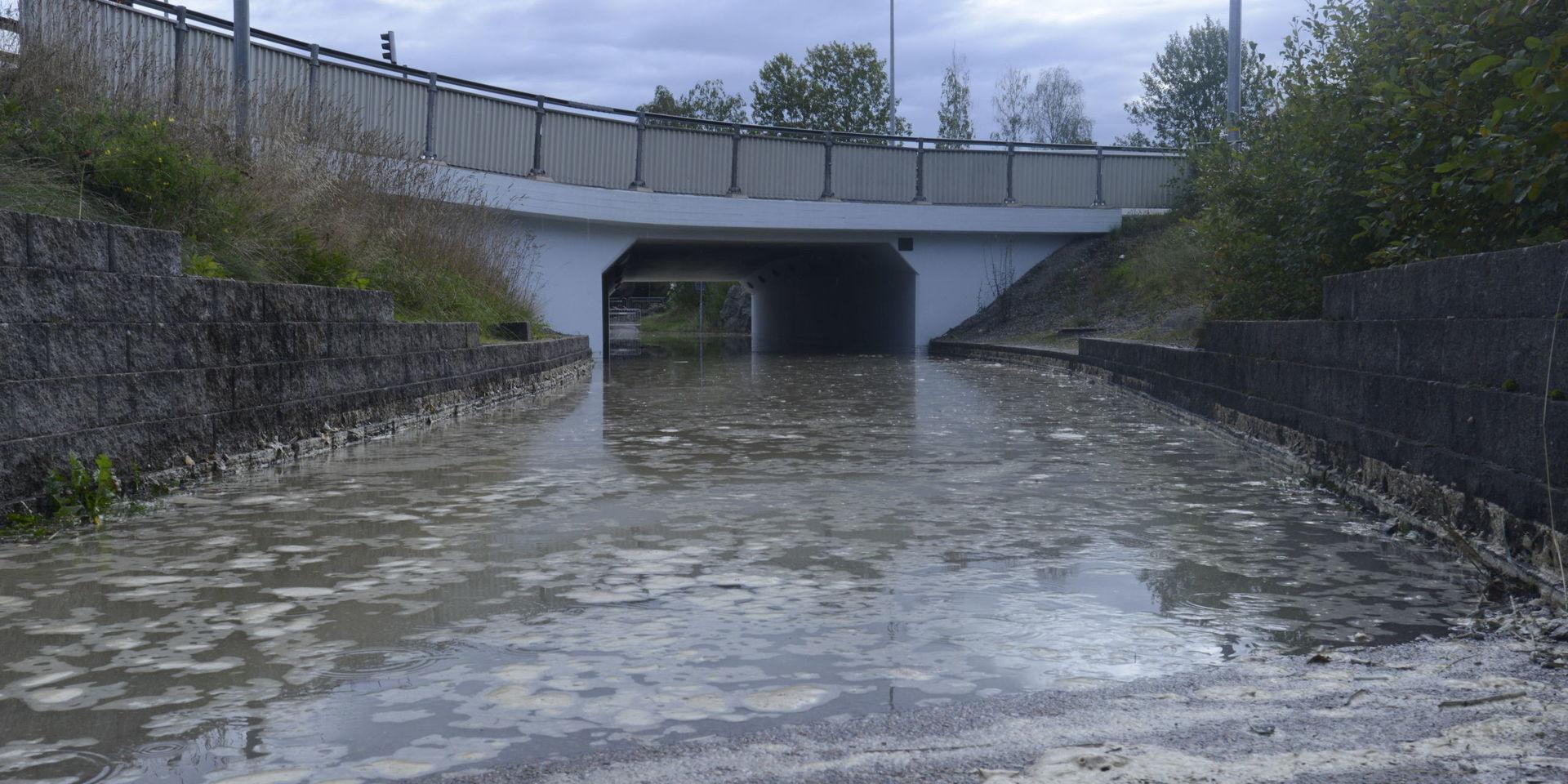 Gång- och cykel-tunneln som går under 45:an mot Lasarettsvägen är vattenfylld.