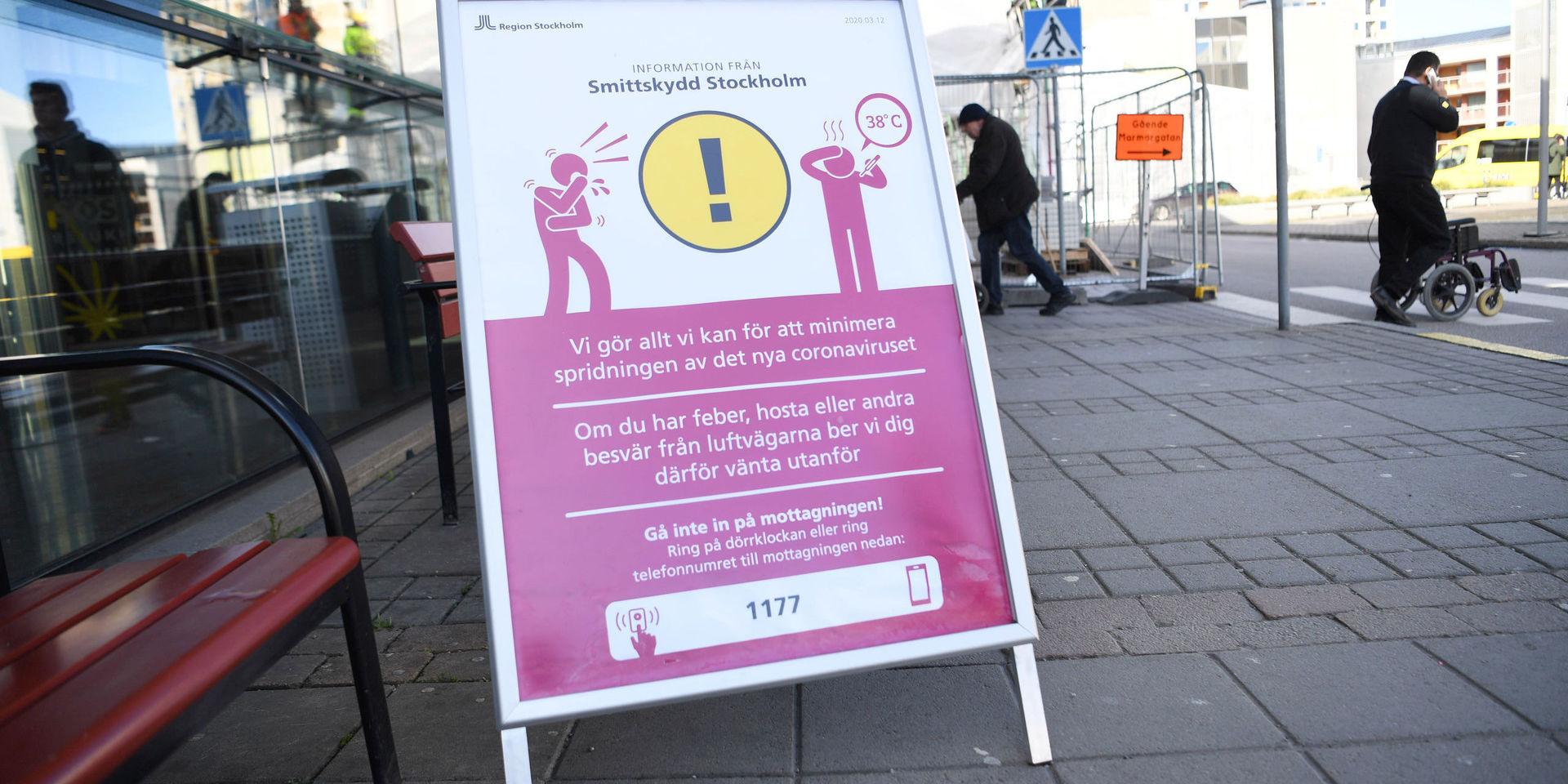 Över 60 anmälningar om coronarelaterade arbetsmiljöproblem har kommit in till Arbetsmiljöverket. Här informerar en skylt utanför Södersjukhuset i Stockholm personer som hostar att de inte ska gå in. Arkivbild.