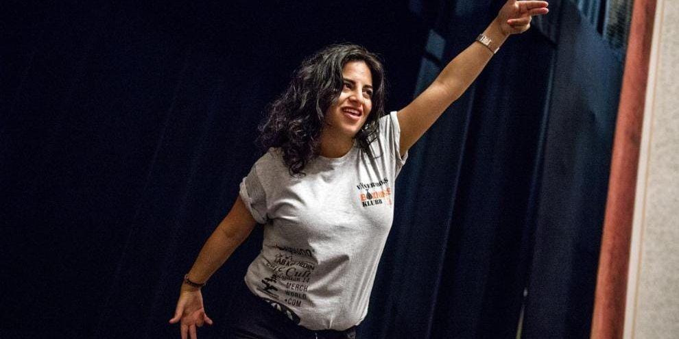 Komiskt och självutlämnade. På scen berättar Maria Nohra berättelser ur sitt liv med humor, värme och ett och annat danssteg.