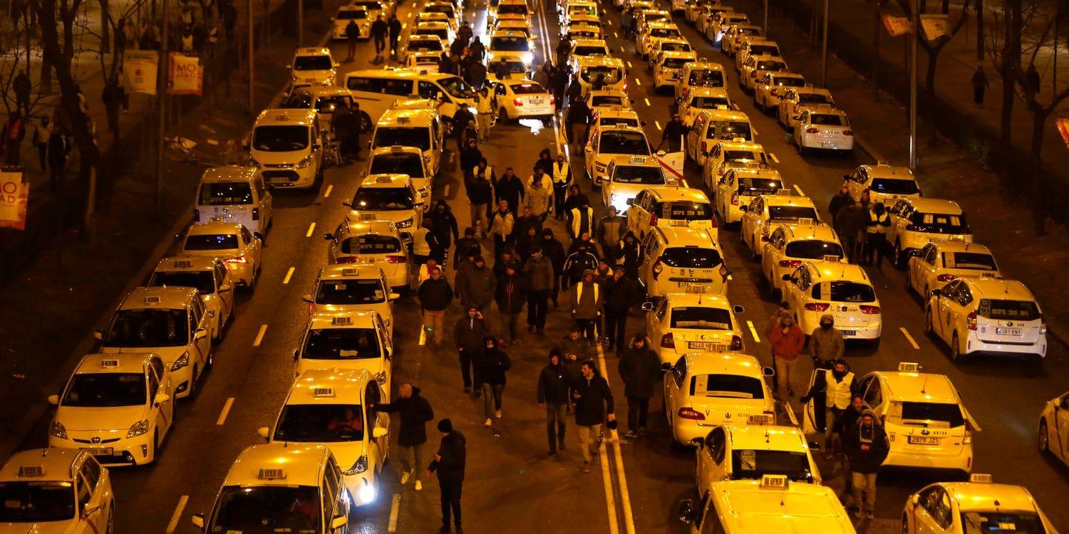 Spanska taxiförare i protest i Madrid mot samåkningstjänster som Uber och spanska Cabify.
