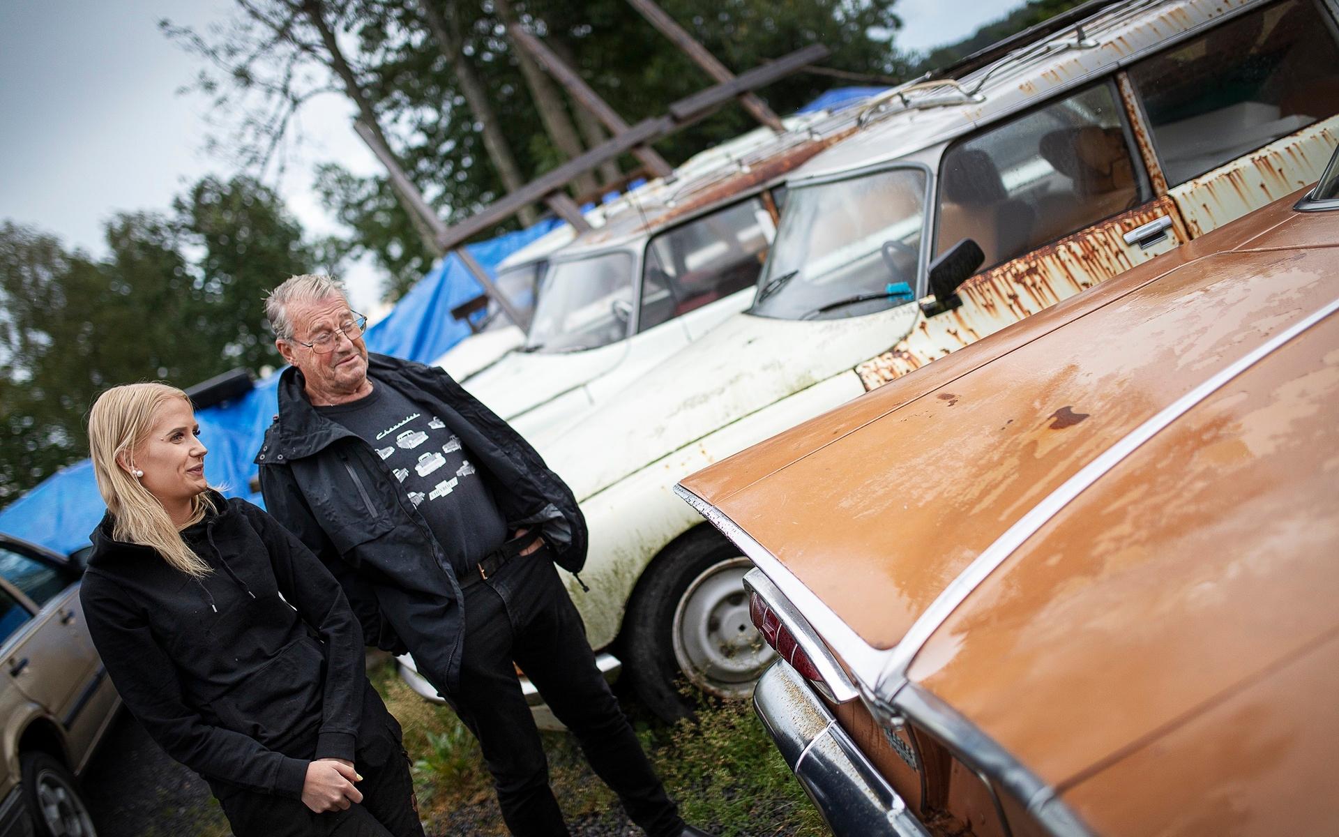  Med lite hjälp från vänner och familj ska hennes Chevrolet impala från 1959 bli en riktigt fin bil. Anders Carlsson är vän till familjen och hjälper gärna till. 