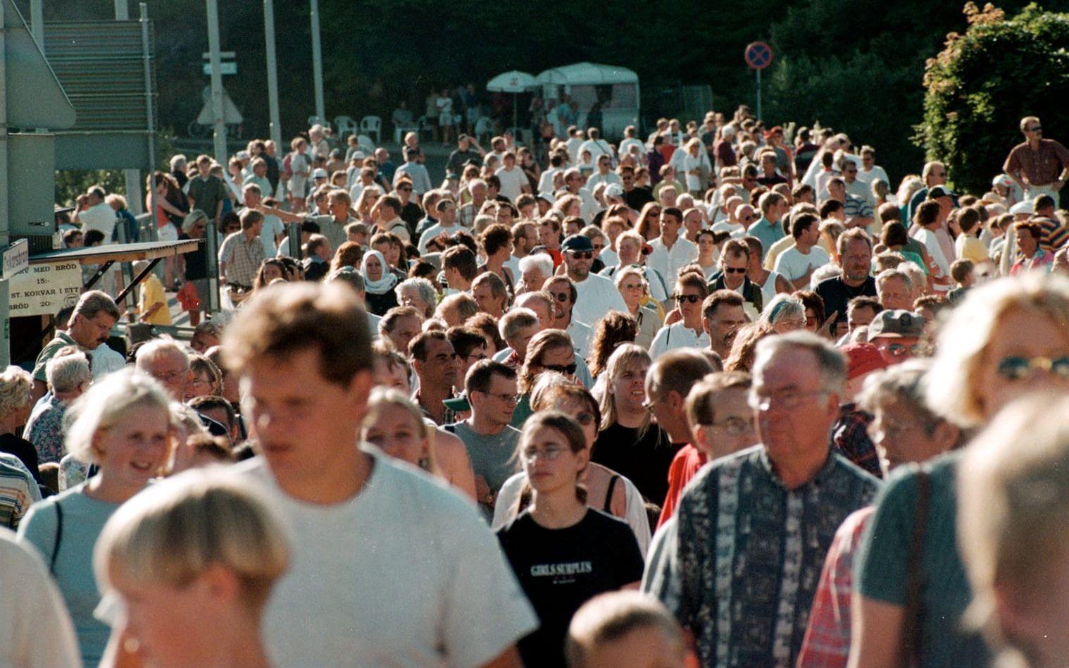 Massor av folk på Oskarsbron under Fallens dagar