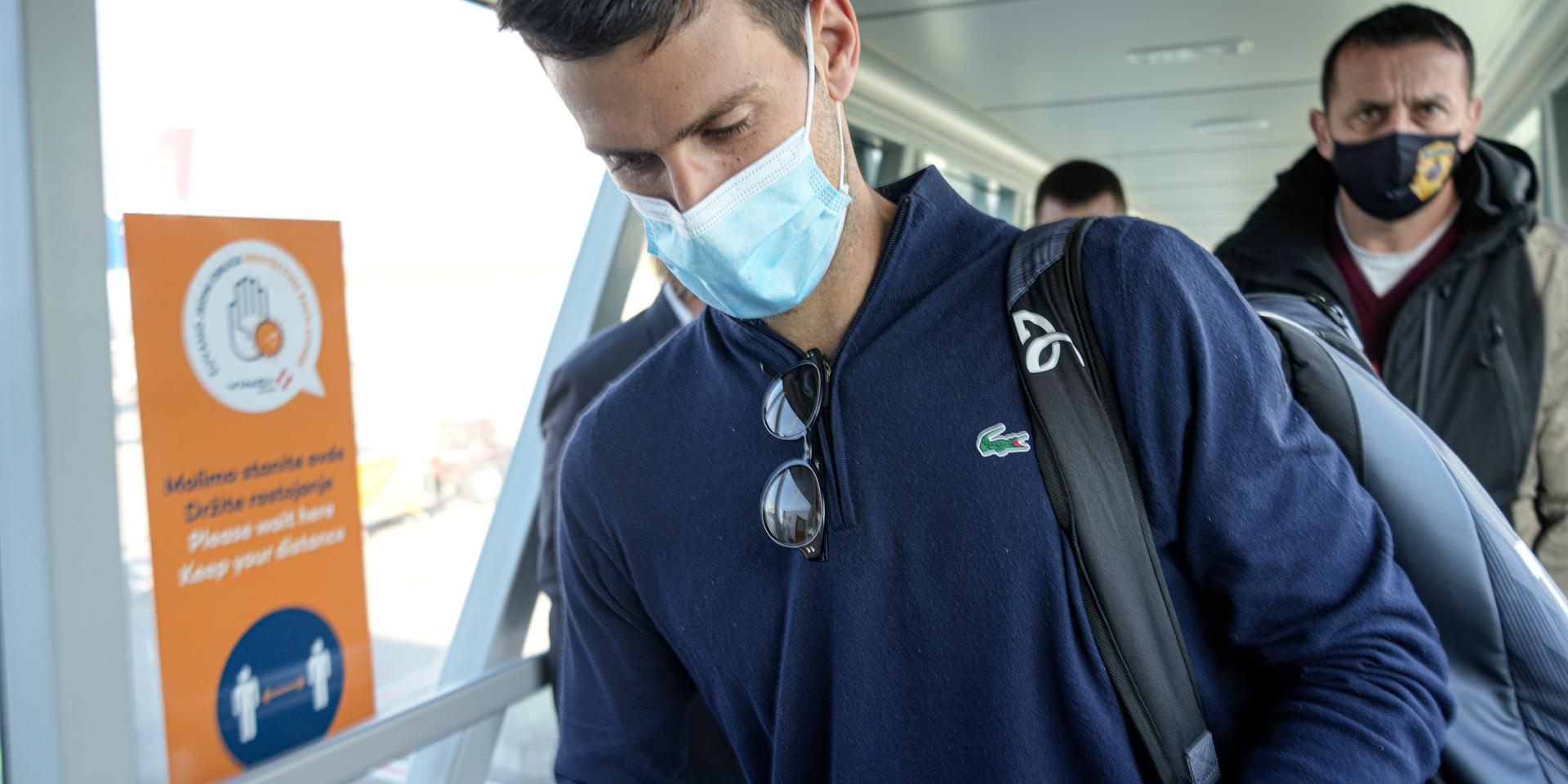 Novak Djokovic, iklädd en Lacoste-tröja, efter landningen i Belgrad.